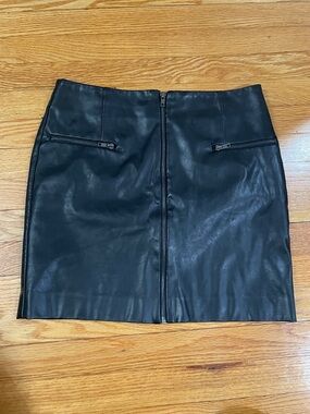 Romeo & Juliet Couture Black Faux Leather Front-Zip Mini Skirt
